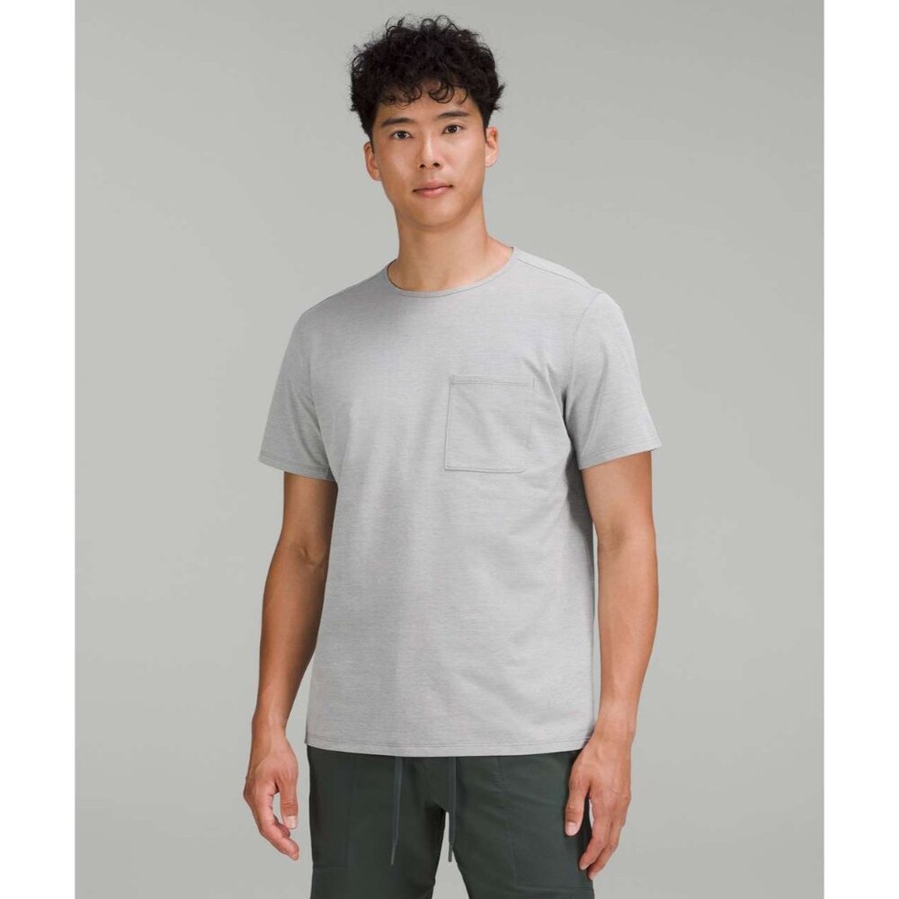 Mens Lululemon Short Sleeve chest Pocket relaxed T-shirt Grey Size M EUC 7164
